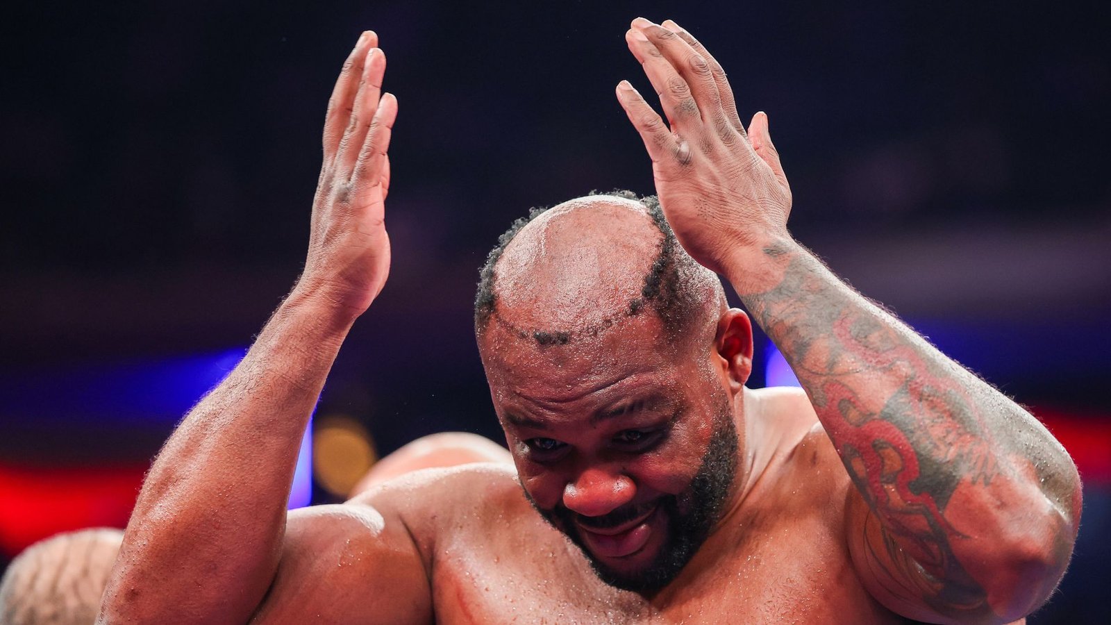 Boxer loses hairpiece in the ring